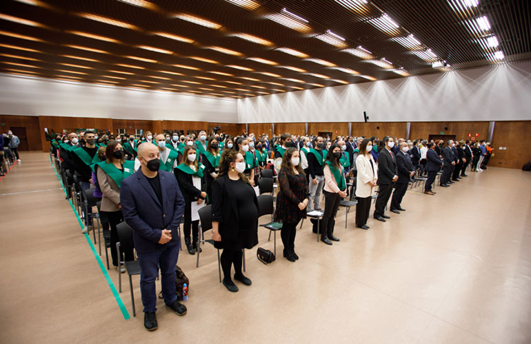 Fotografías de la entrega de diplomas a los estudiantes que han finalizado sus titulaciones