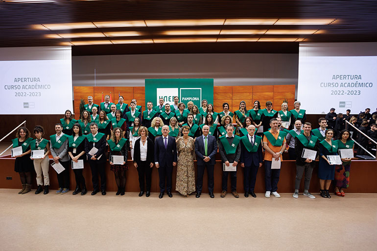 Fotografías de la entrega de diplomas a los estudiantes que han finalizado sus titulaciones